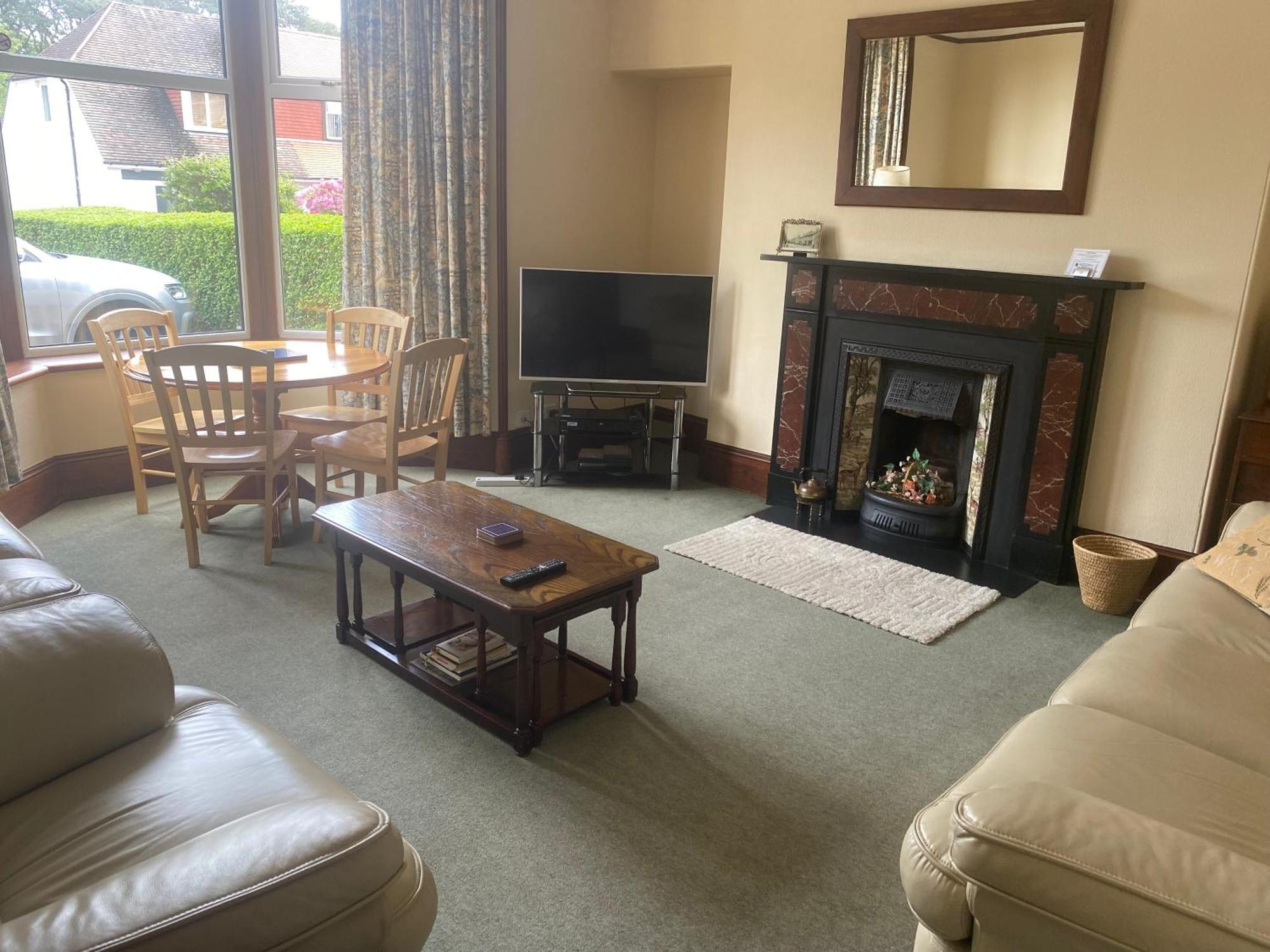 2 Bedroom, Self Contained, Upper Flat, Cults Aberdeen Esterno foto